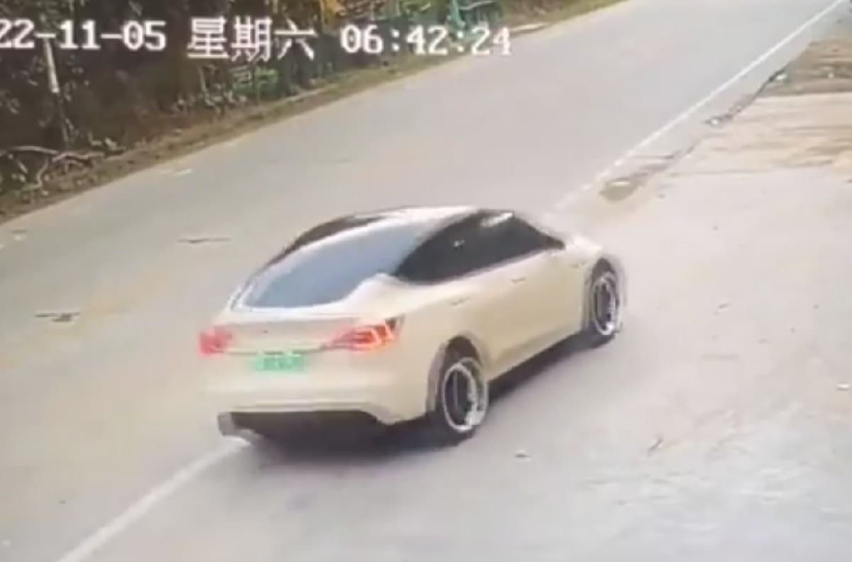 En China: Vehículo Tesla con piloto automático pierde el control y deja dos muertos