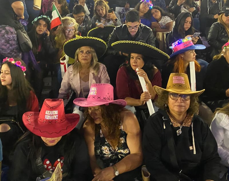 Fans esperando a Alejandro Fernández en Viña 2023