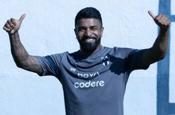 VIDEO | Rodrigo Aguirre y su esposa aprovechan sus ratos libres para dar de comer a perritos de la calle