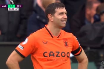 VIDEO | Día para el olvido de Dibu Martínez: autogol con la cabeza y tanto en el último minuto vs Arsenal