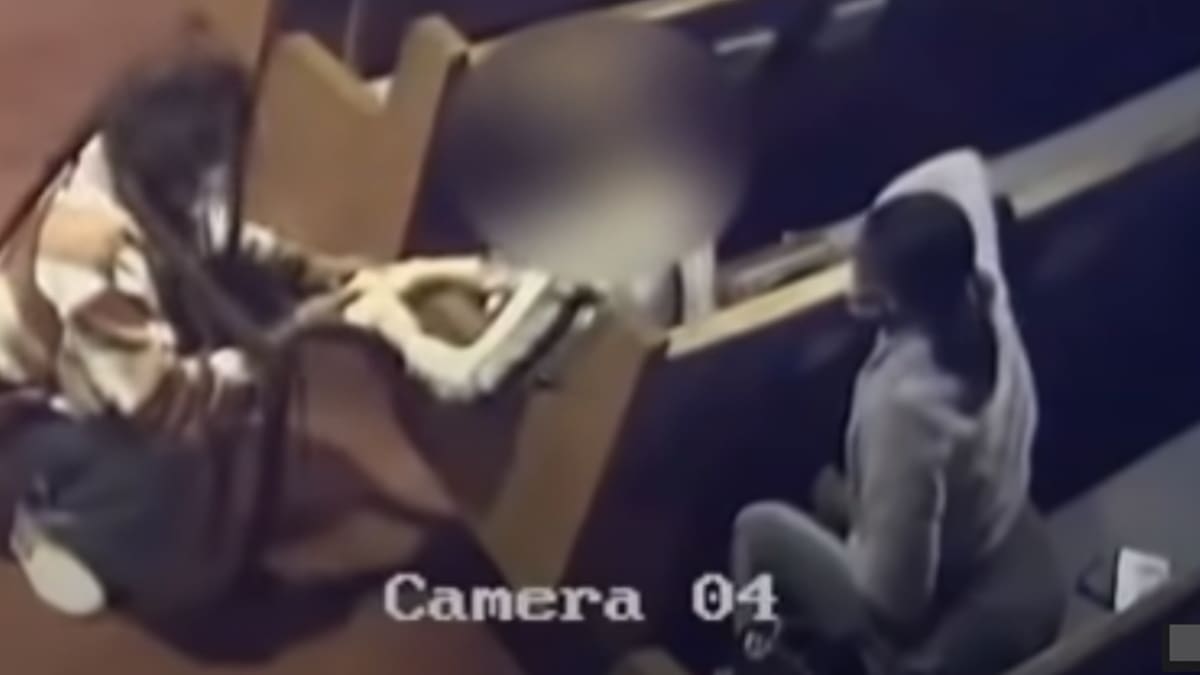 VIDEO: Mujeres 'oran' con una anciana en la iglesia mientras le roban la billetera