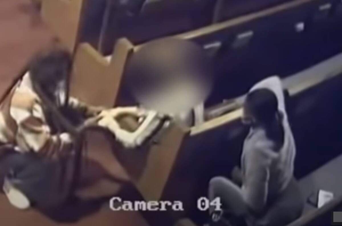 VIDEO: Mujeres 'oran' con una anciana en la iglesia mientras le roban la billetera