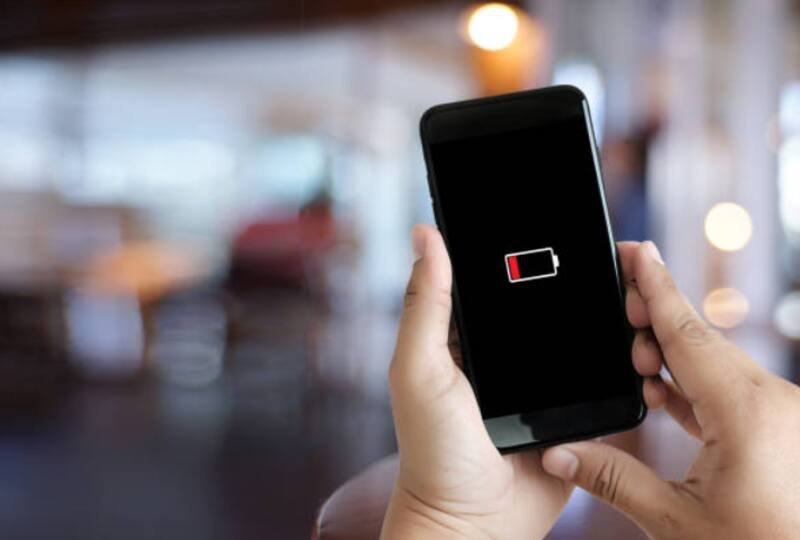 Descubre qué hacer para ahorrar batería en tu celular. Foto: Pexels.