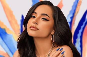 Becky G lanza línea de maquillaje “inspirada en la cultura latina”