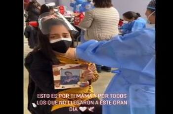 Video: Joven llora al recordar a su abuelita mientras es vacunada