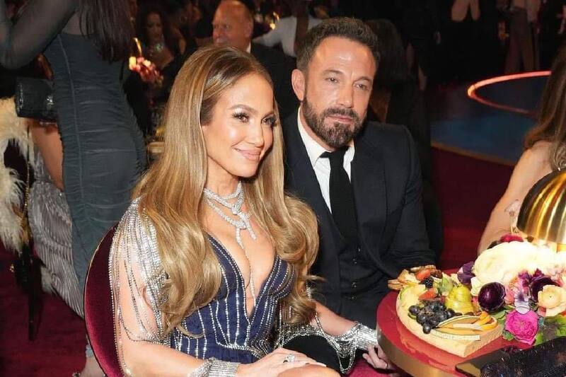 El actor llamó la atención por mostrarse nada animado en la premiación.