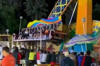 Vídeo: Viven minutos de terror en juego mecánico de feria en EU