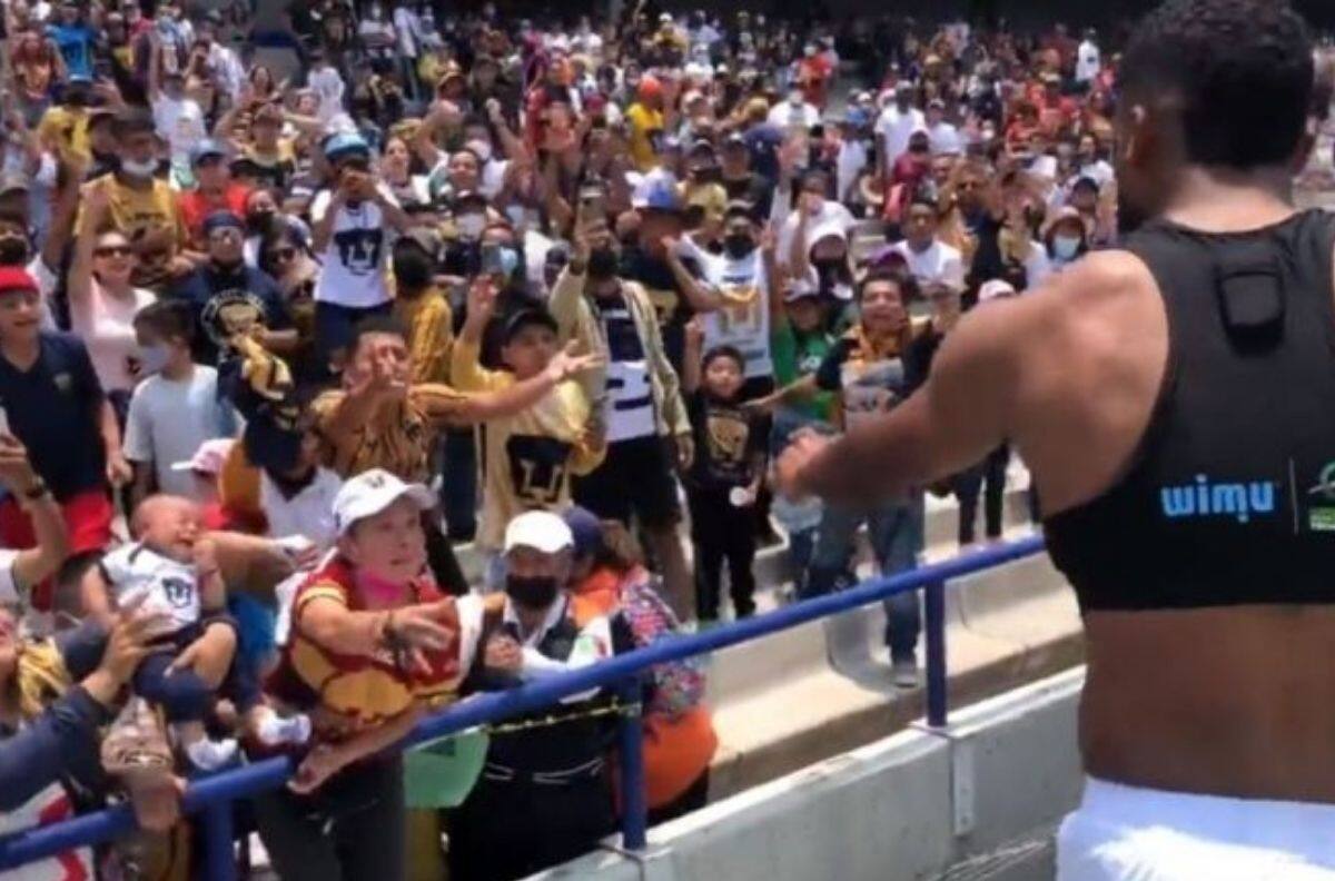 VIDEO | Aficionado de Pumas ofreció a su bebé a cambio de la camiseta de Diogo de Oliveira