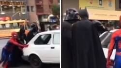 VIDEO| Héroes y villano se unen para empujar carro descompuesto y se viralizan