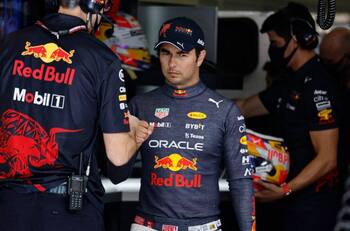 ¡INCREÍBLE! Checo Pérez quedó fuera del Top 10 en el ranking del GP de Bahréin