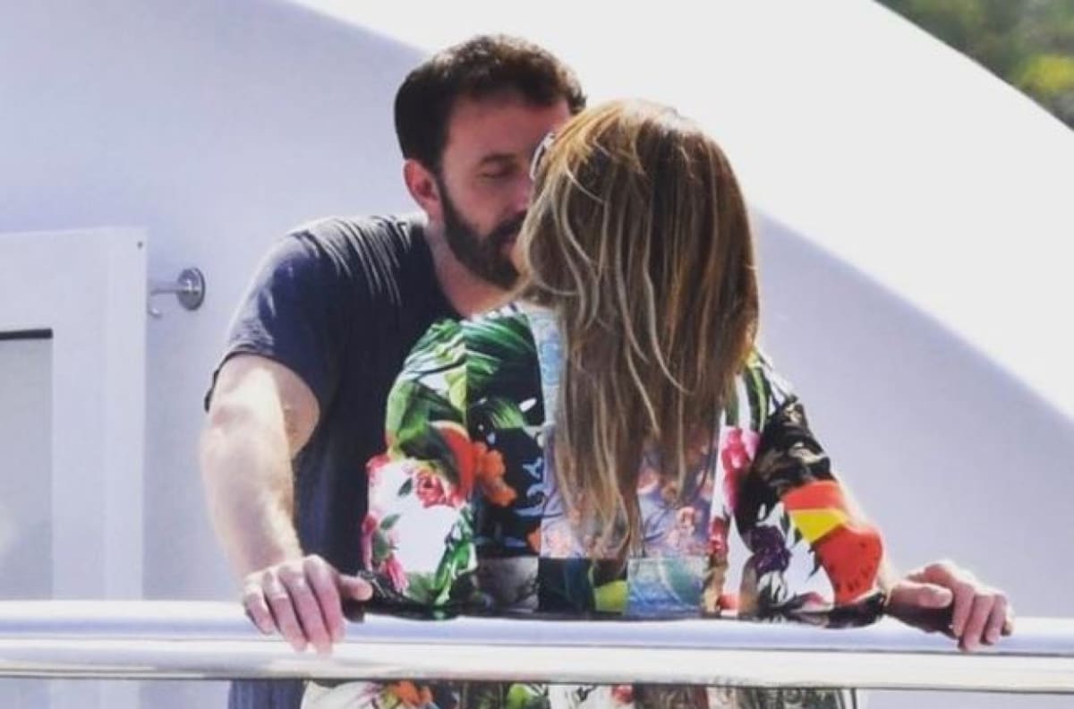 Sube la temperatura entre JLo y Ben Affleck: los captan en apasionada sesión de besos