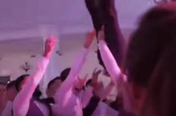 Video: Amigos arrojan al novio en su boda y le causan daño vertebral