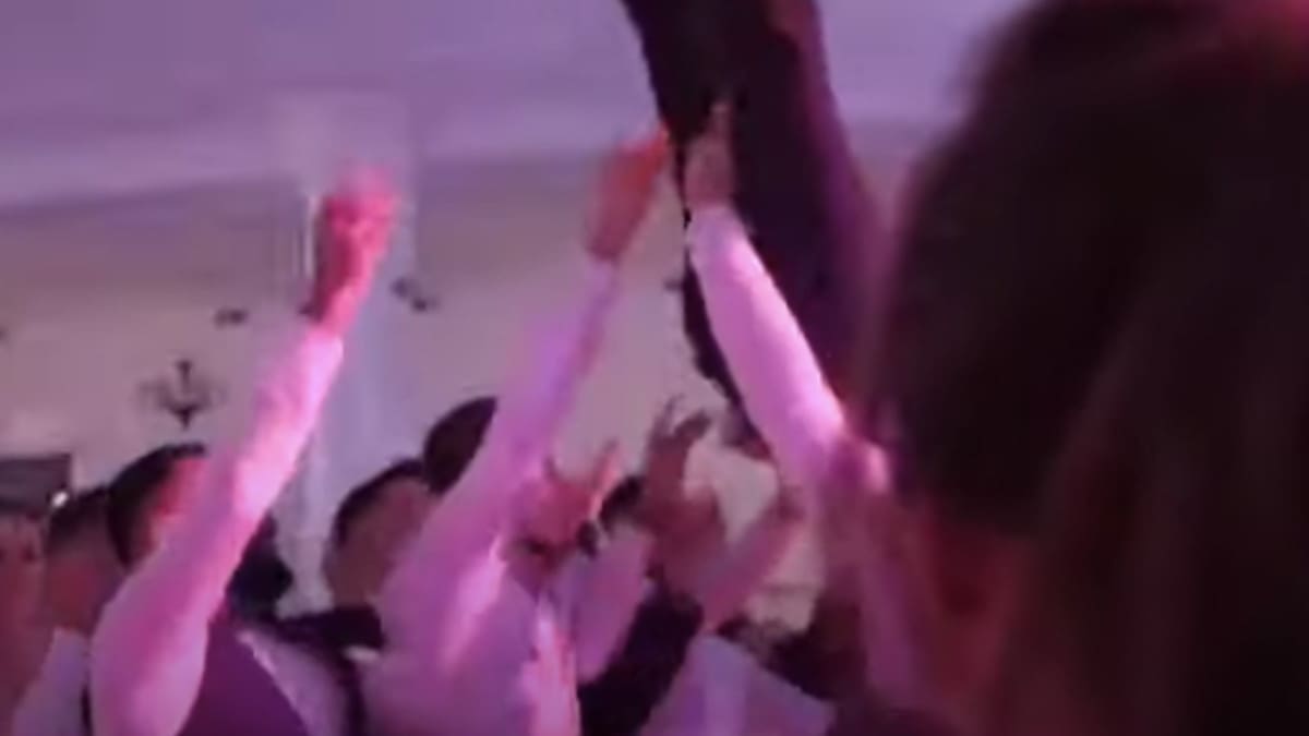 Video: Amigos arrojan al novio en su boda y le causan daño vertebral