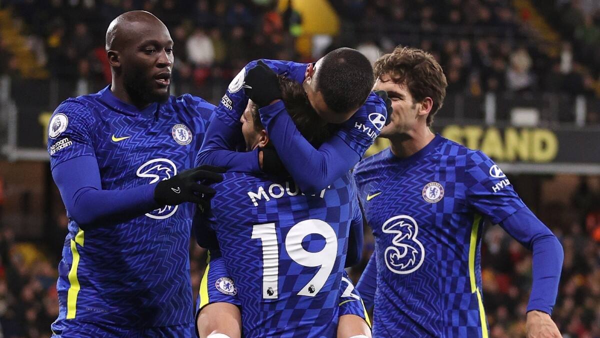 Chelsea sufre, pero se mantiene en la cima de la Premier League
