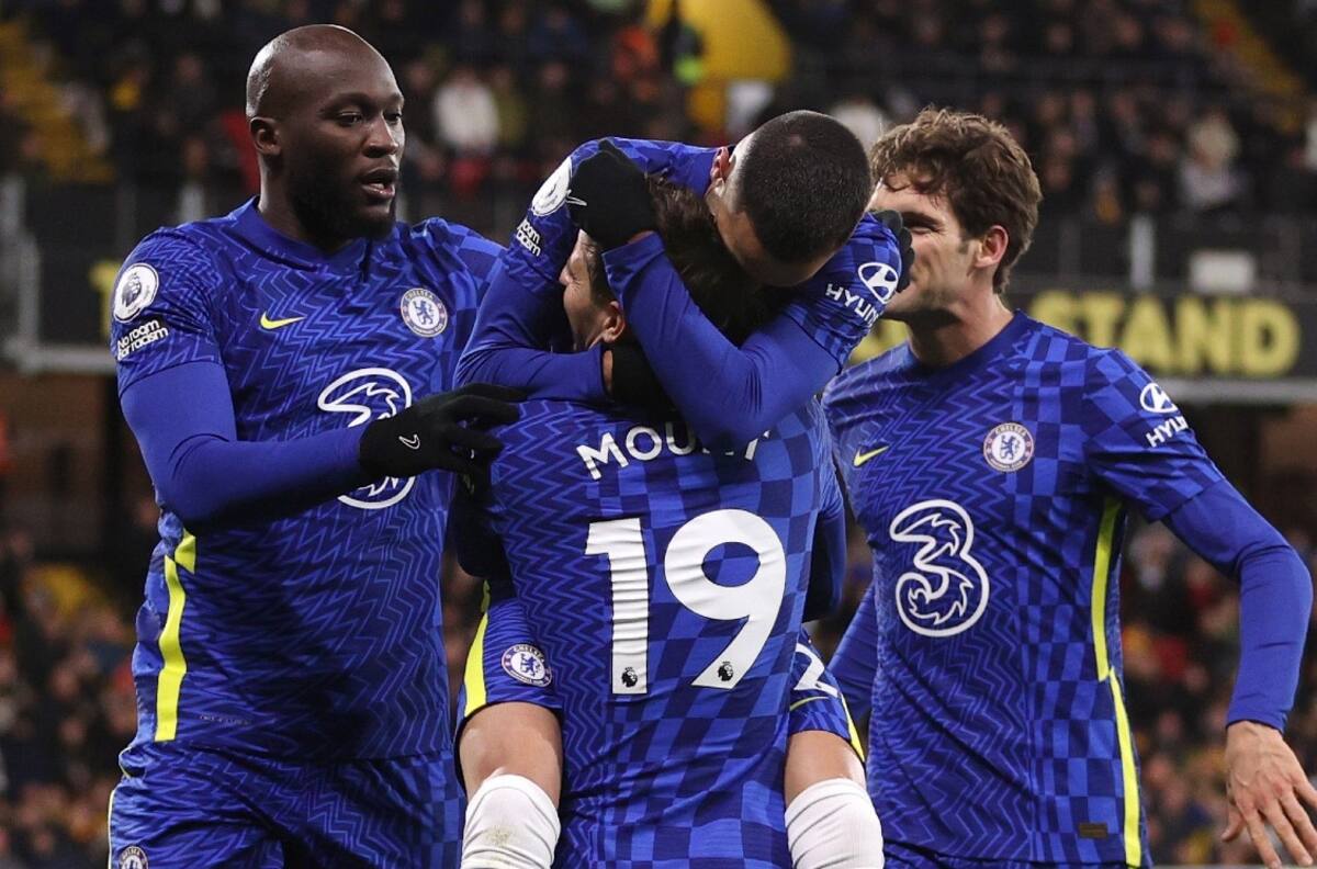 Chelsea sufre, pero se mantiene en la cima de la Premier League