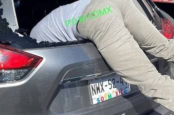 Motociclista pierde el control y se estrella en la parte trasera de una camioneta en EDOMEX