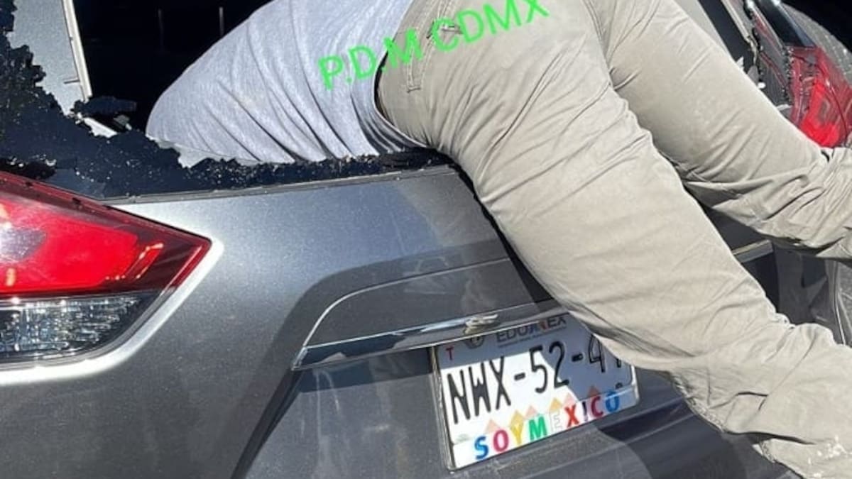 Motociclista pierde el control y se estrella en la parte trasera de una camioneta en EDOMEX