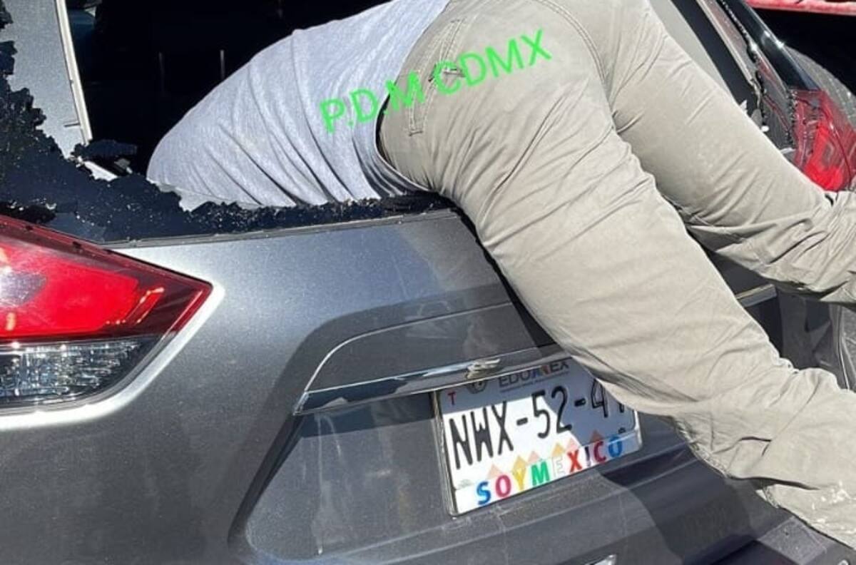 Motociclista pierde el control y se estrella en la parte trasera de una camioneta en EDOMEX