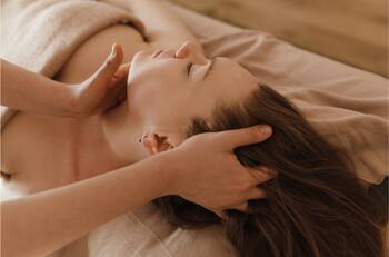 Realiza estos ejercicios faciales que te ayudarán a verte mucho más joven