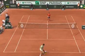 Djokovic creyó que tenía el punto ganado y Carlos Alcaraz lo dejó sin habla en Roland Garros