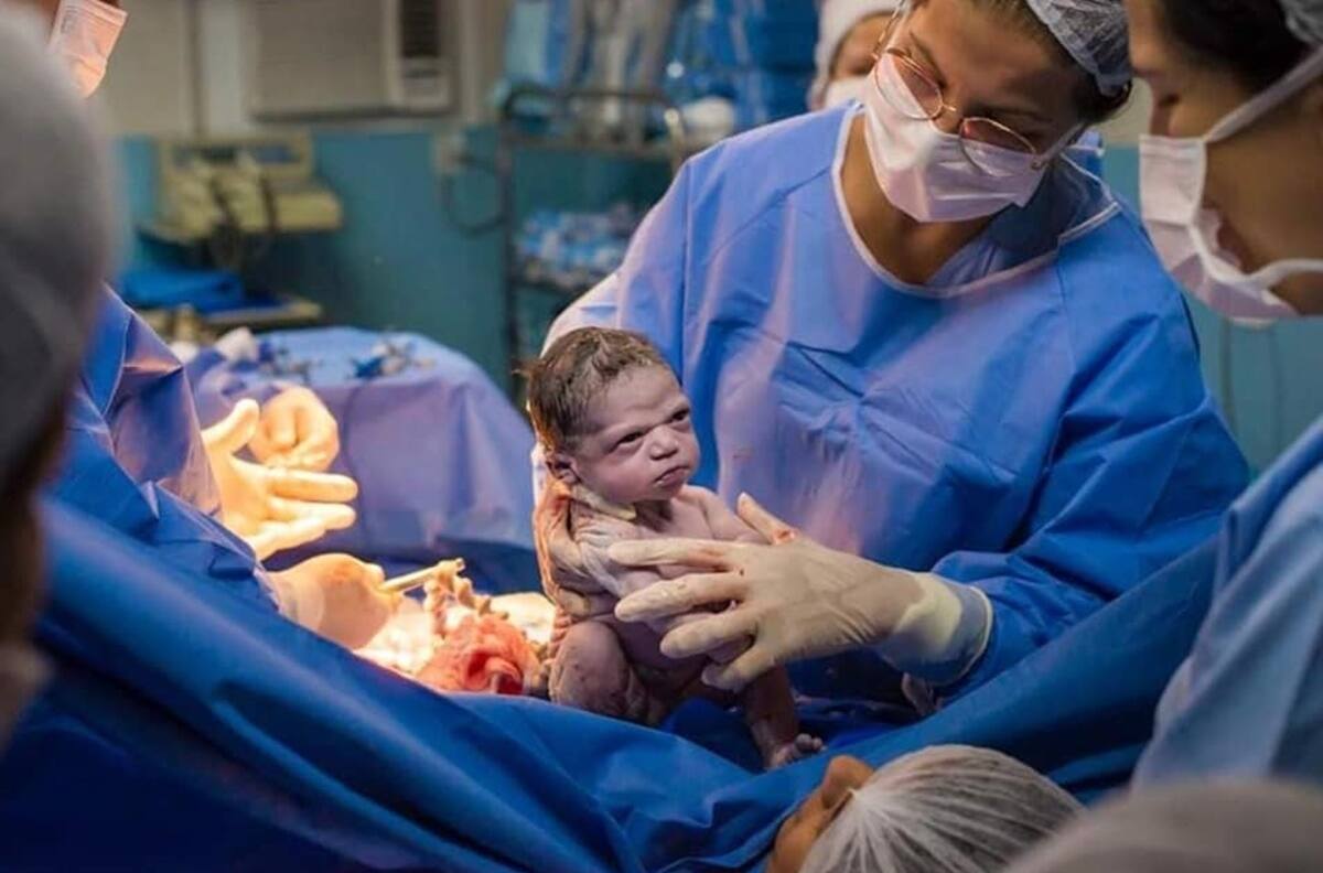 La "bebé más enojona del mundo" se reencuentra con el fotógrafo que la hizo famosa