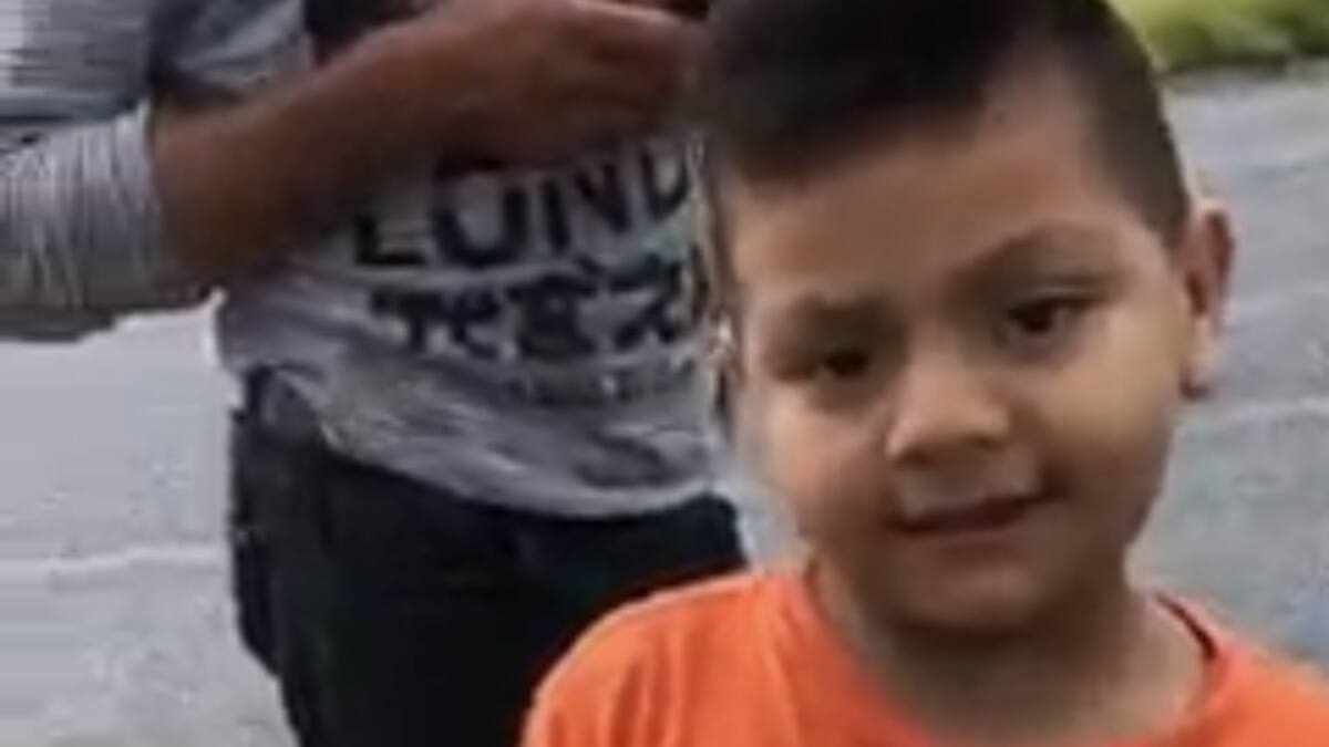 Niño evita rapiña y compra naranjas de camión volcado en Tamaulipas
