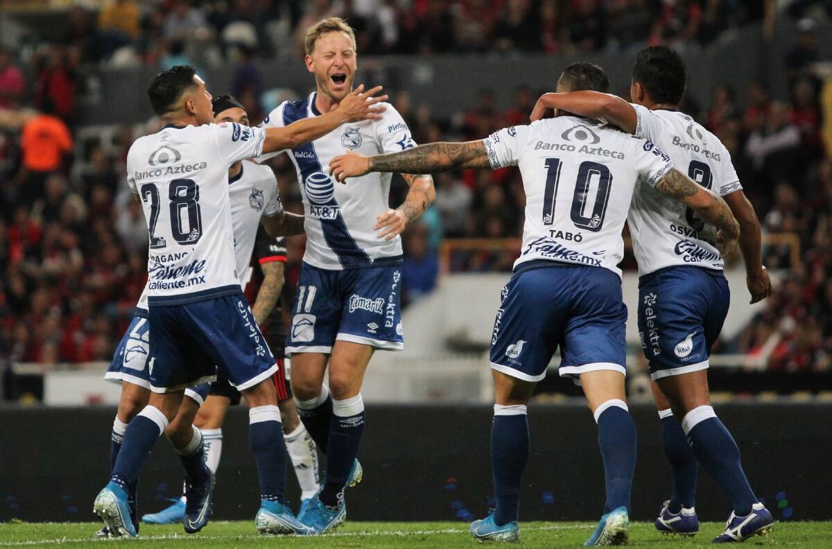 El delantero que salió de Puebla, fracasó en Chile y hoy es titular en el sorpresivo líder del futbol argentino
