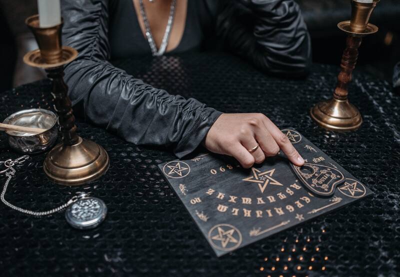 La Ouija es un método usado desde hace siglos para comunicarse con el "más allá" | Foto: Befunky