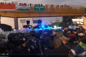 Video: Chocan policías y migrantes en la México-Puebla; hay varios lesionados