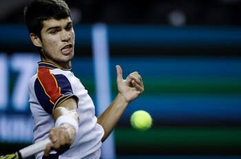 Alcaraz ilusiona, Tsitsipas se retira y cae Rublev en Masters-1000 de París
