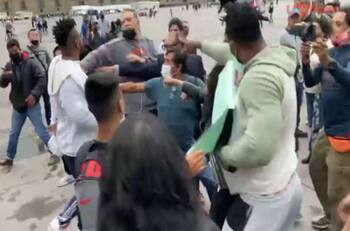 Tremendo zafarrancho arman cubanos y mexicanos en el Zócalo