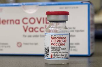 Moderna dice que su vacuna anticovid protegió contra variantes en un estudio