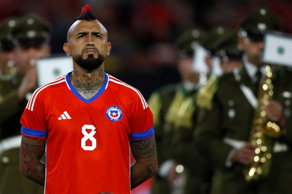 El volante Arturo Vidal canta el himno nacional de Chile.