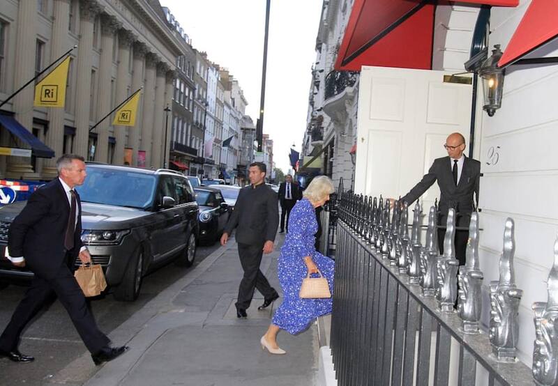 La monarca fue captada a su llegada al exclusivo club Oswald's en Londres.