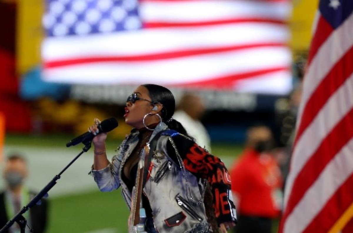 H.E.R. dio el comienzo al Super Bowl LV interpretando “America the Beautiful”