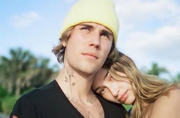 Justin Bieber acusó a los paparazzi de tomar fotos bajo la falda de su esposa, Hailey Baldwin