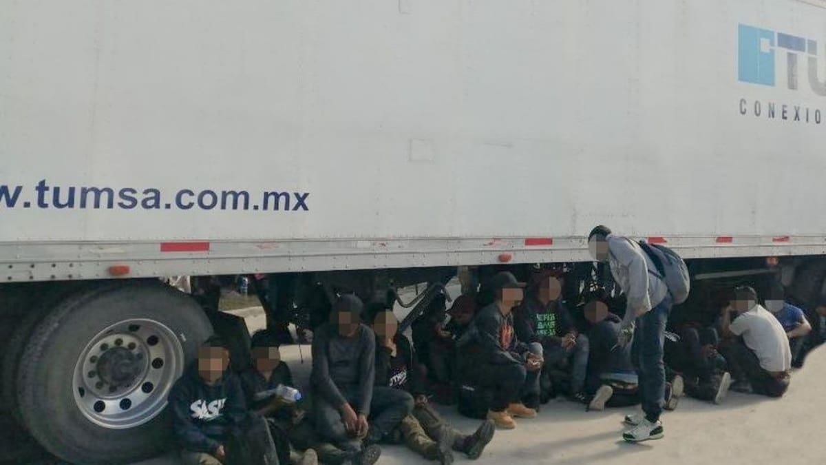 Encuentran a 233 migrantes hacinados en un tráiler en una autopista de Veracruz
