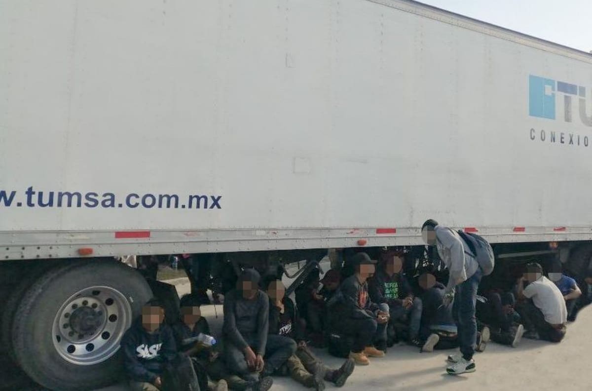 Encuentran a 233 migrantes hacinados en un tráiler en una autopista de Veracruz