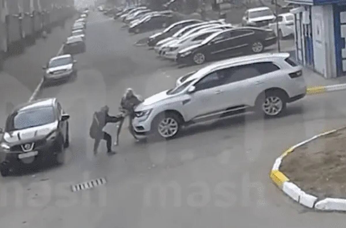VIDEO: "Supermujer" detiene un auto en movimiento y se vuelve viral
