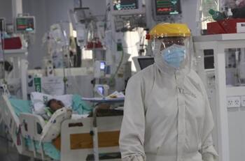 La vacuna Pfizer es eficaz contra variante de covid Ómicron después de tres dosis