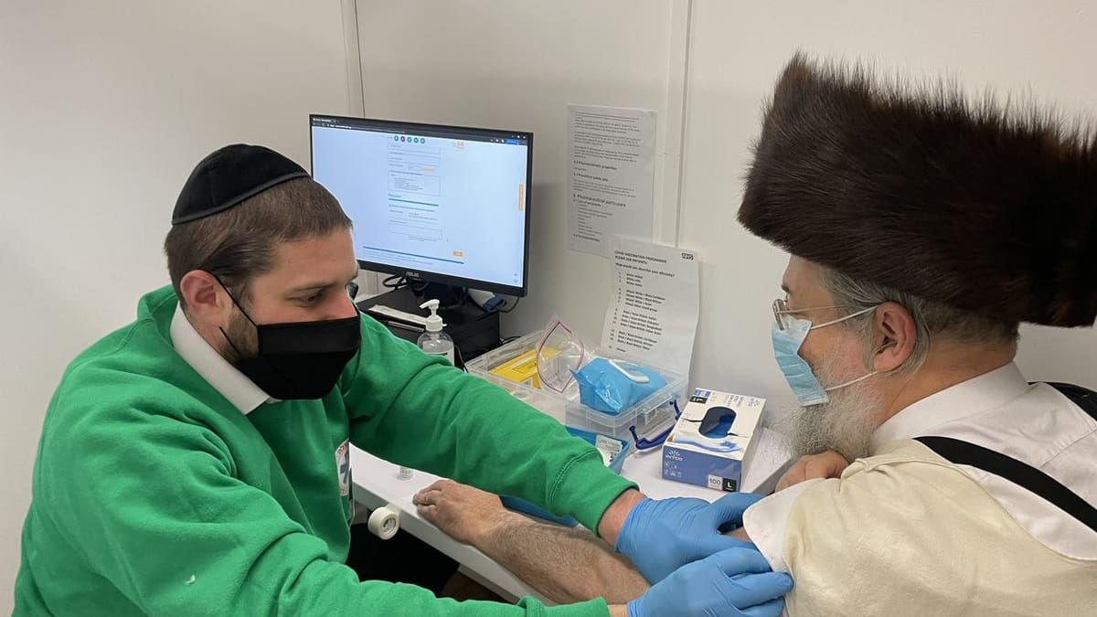 Reino Unido suma 15 millones de personas vacunadas contra COVID-19