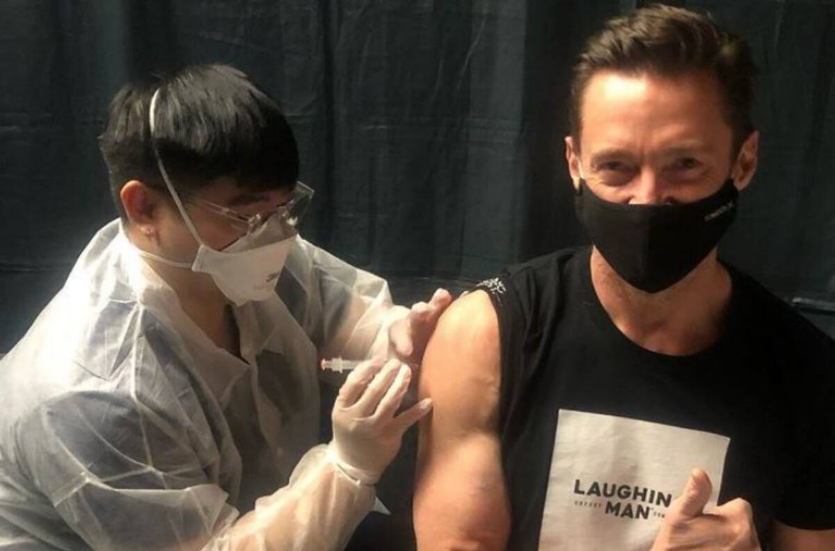 Hugh Jackman se vacunó contra COVID-19 y lo presumió en redes sociales