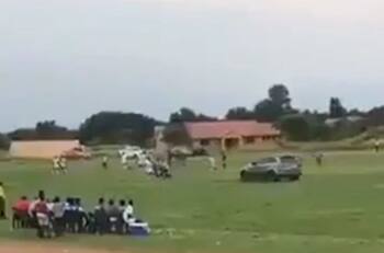 VIDEO | Terror en Sudáfrica: Aficionado intentó atropellar a un árbitro