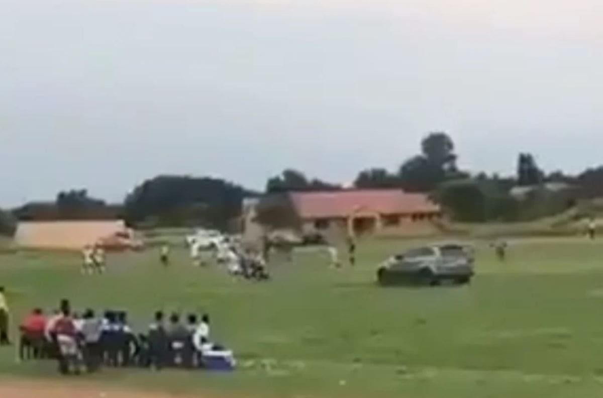 VIDEO | Terror en Sudáfrica: Aficionado intentó atropellar a un árbitro