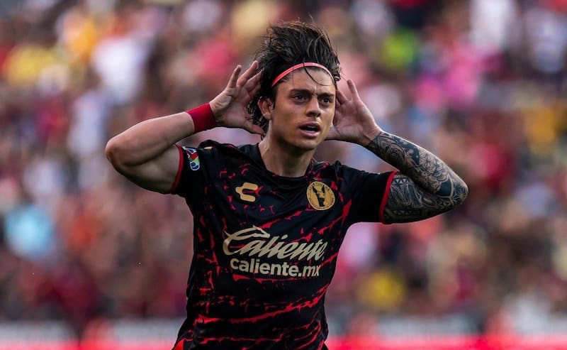 Joaquín Montecinos tras convertir un tanto con la camiseta de Xolos de Tijuana.