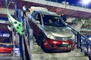 Insólito: Taxista intentó cruzar con su vehículo un puente peatonal