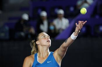 Aryna Sabalenka vence a la polaca Swiatek y revive en la WTA Finals