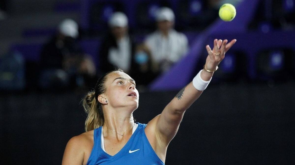 Aryna Sabalenka vence a la polaca Swiatek y revive en la WTA Finals