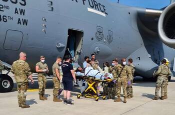 Mujer dio a luz en avión de EU que la evacuaba de Afganistán