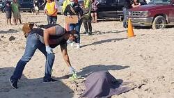 “Hasta les dio recio”: Conductor aplasta a dos jóvenes que estaban enterrados en la arena de una playa